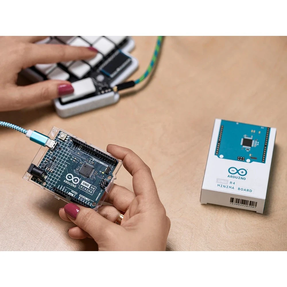 Arduino UNO Rev 4 MINIMA: Posodobljena razvojna plošča z ARM Cortex M4 ...